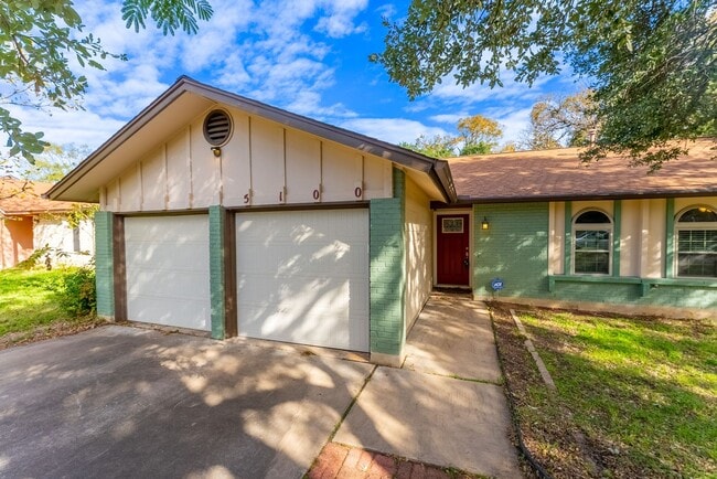 Building Photo - Your 3-Bed, 2-Bath Escape to Style and Com...