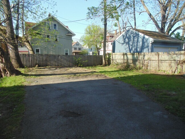 Building Photo - 5 Bedroom/2 Full Bath Single Family House ...