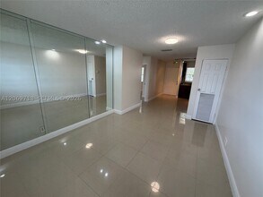 Building Photo - 432 Lakeside Dr