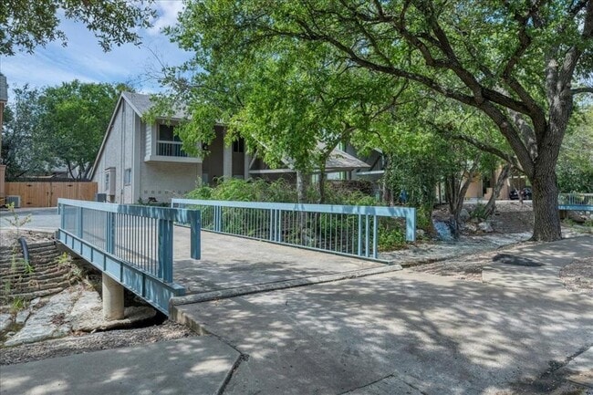 Foto del edificio - 1503 Bridgeway Dr