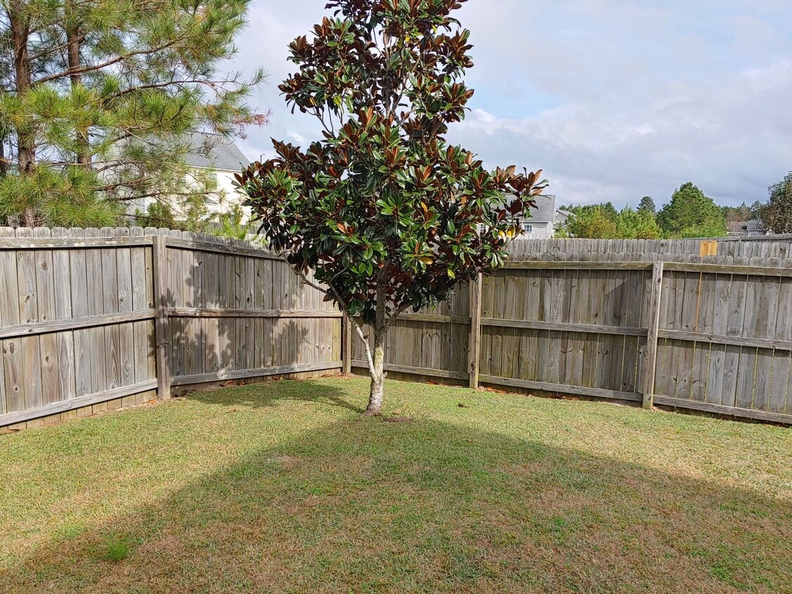 Building Photo - Breathtaking Two Story!