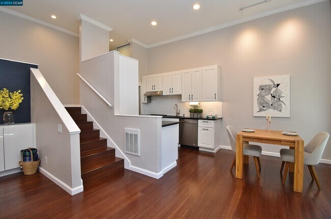 Building Photo - 2067 Ascot Dr
