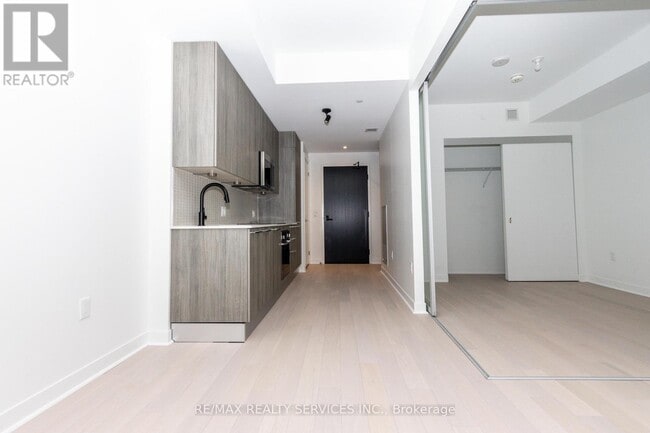 Photo du bâtiment - 501 Adelaide St W