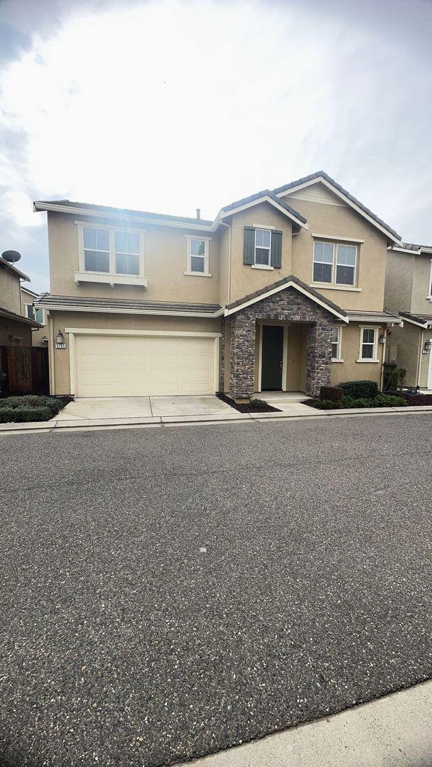 Building Photo - Beautiful spacious 3 bedroom 2/5 bathroom home.