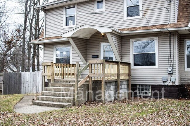 Building Photo - Beautiful 4BR 1BA Home in Akron with Park-...