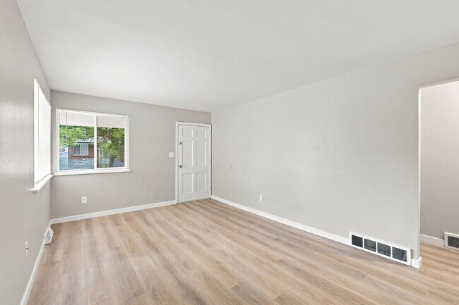 Foto del edificio - $2,240.95 with $300 Off the first month's rent, 4 Beds, 2 Baths, Triplex Unit in Littleton with W...