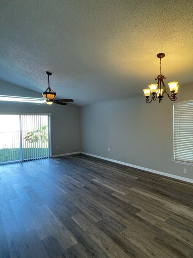 Building Photo - 3 Bed 2 Bath Home in BVL - Ready for immed...