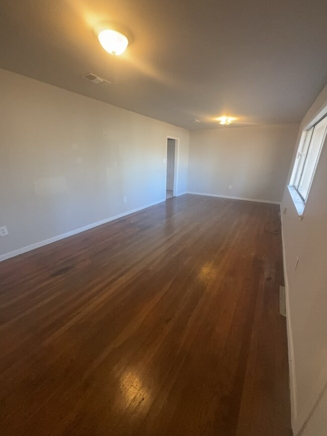 Photo - 905 Raymond Rd House