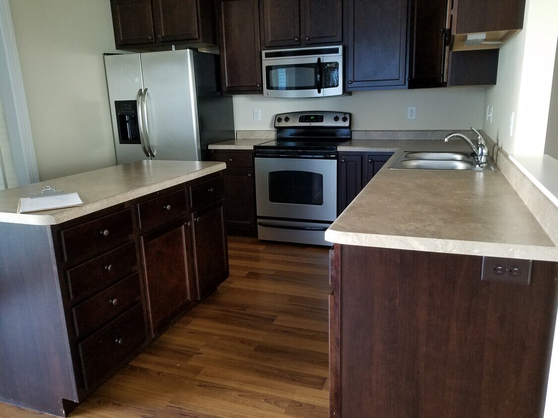 Kitchen with Island - 1818 Chelsea Ct