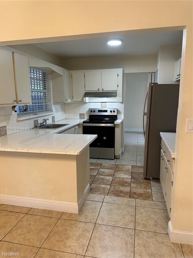 Building Photo - 4 br, 2 bath House - 545 W 79th Pl