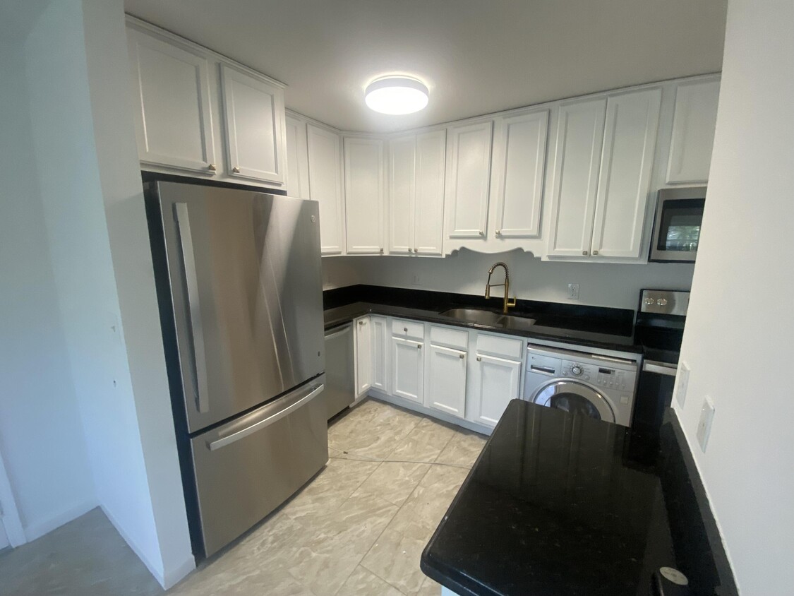 Primary Photo - 110 N Lakeside Dr