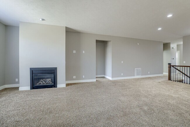 Foto del edificio - Amazing 4 Bedroom in West Omaha With Acces...