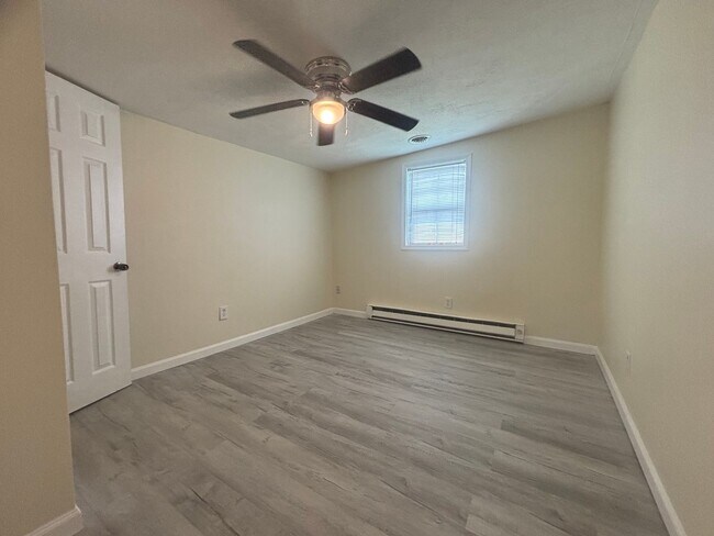 Building Photo - 3 bed 1 bath Single Family Available NOW