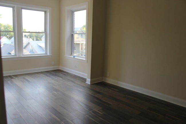 Living room - 3316 W Hutchinson St