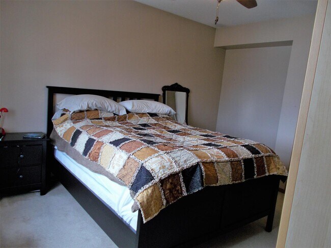 Building Photo - 5 Bed 4 Bath Unit in Olds, AB