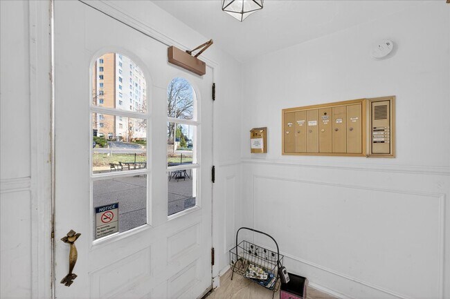 Building Photo - 923 S Hanley Rd