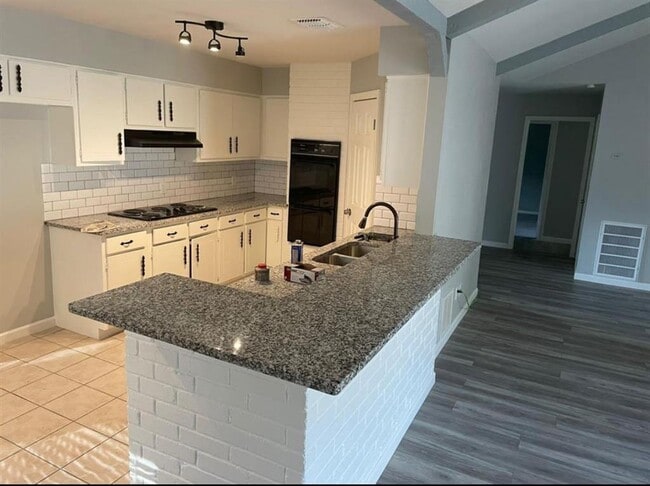Foto del edificio - 415 Skywood Dr