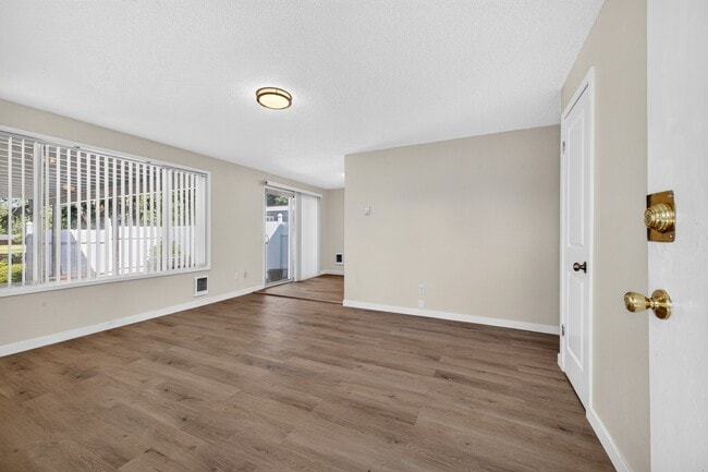 Building Photo - Newly Renovated 2 Bedroom / 1 Bathroom Duplex in Lakewood