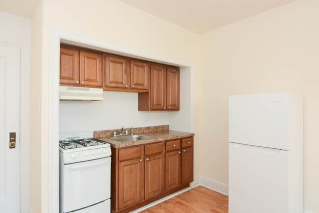 Building Photo - 3335 W Diversey Ave