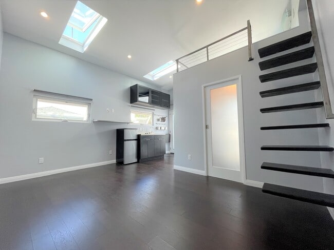Building Photo - 829 Rose Ave