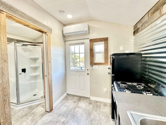 Foto del edificio - Beautiful Upstairs Studio Guest House Unit on Private Property, Amazing Views, All Main Utilities...