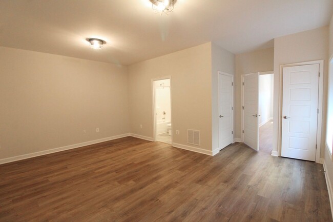 Building Photo - Elegant & Spacious 4-Bedroom Townhome for ...