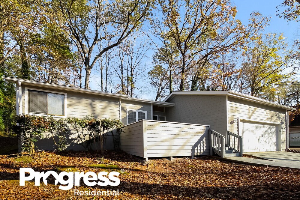 Primary Photo - 1600 Fieldgreen Overlook