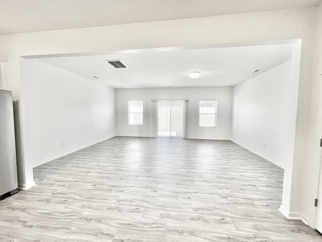 Building Photo - 3 br 2.5 ba townhome with garage