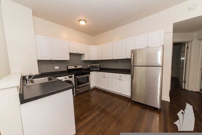Building Photo - 837 W Cornelia Ave