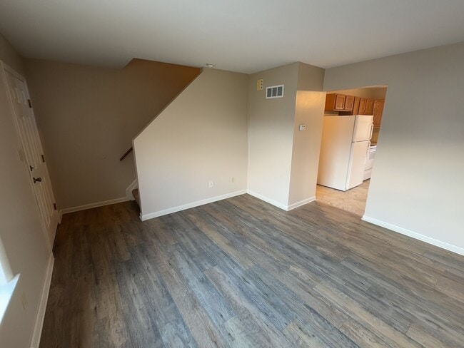 Building Photo - Townhouse