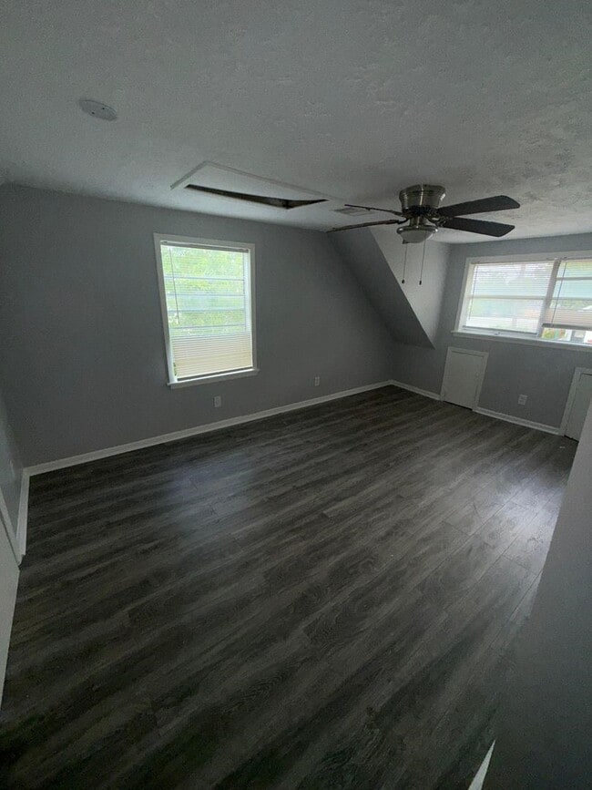 Building Photo - 3012 Live Oak St