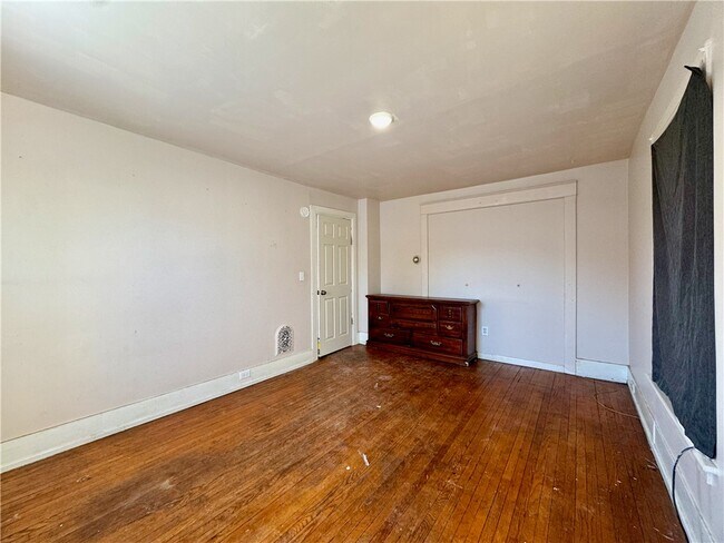 Building Photo - 49 Spruce St