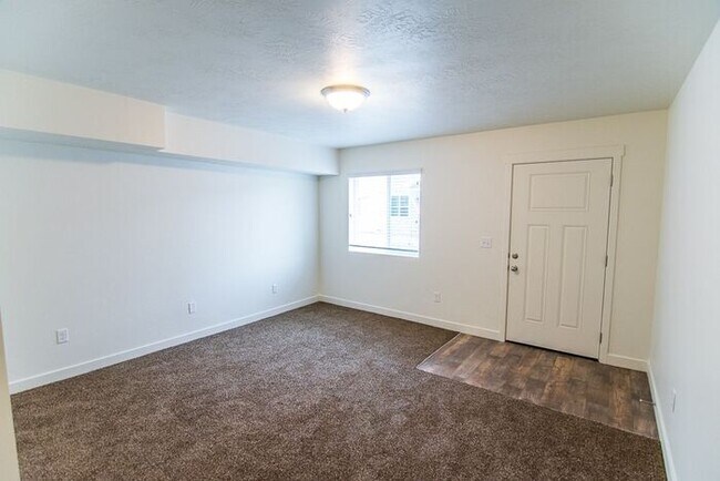 Building Photo - Beautiful End Unit Townhome in Vineyard