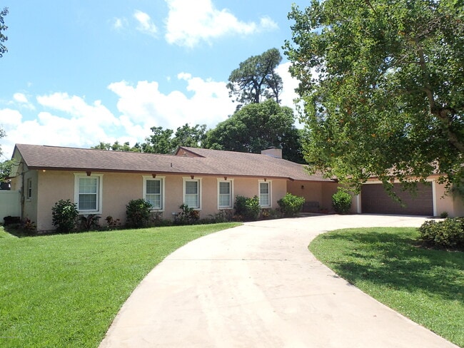 Building Photo - 525 Hidden Creek Dr