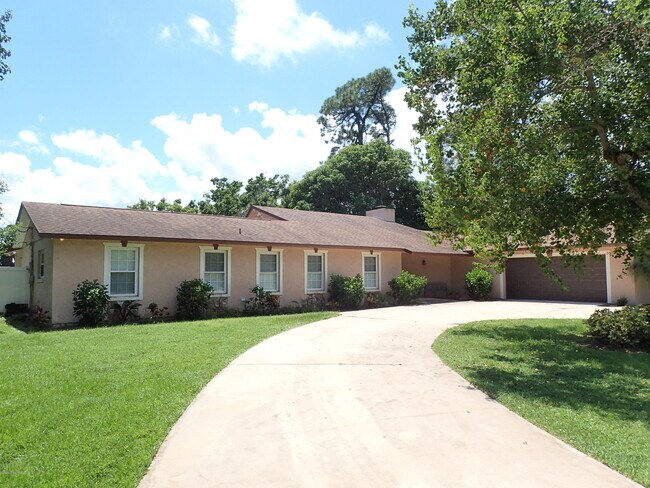 Foto del edificio - 525 Hidden Creek Dr