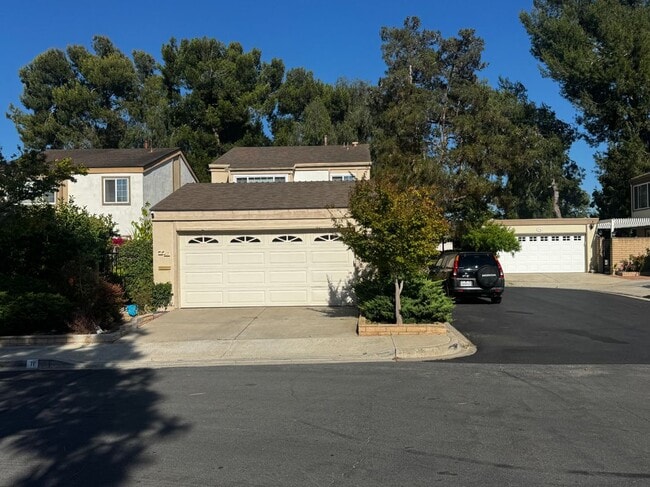 Foto del edificio - 71 Willow Tree Ln