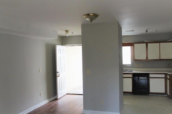 Building Photo - 300 Ardale Dr