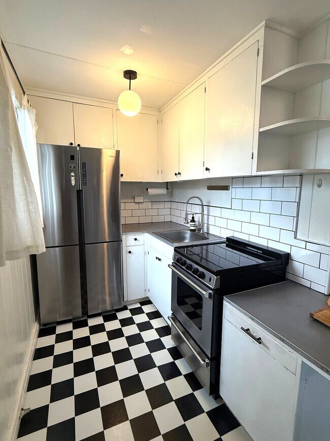 Foto del edificio - Charming 2BR Cottage Minutes from Kaimuki – Bright Home with Updated Kitchen