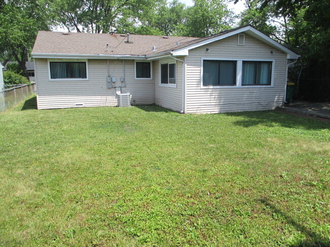 Building Photo - 221 W Manchester Dr