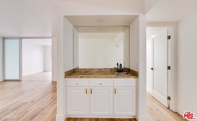 Building Photo - 3 br, 3 bath Condo - 435 N Oakhurst Dr Apt...
