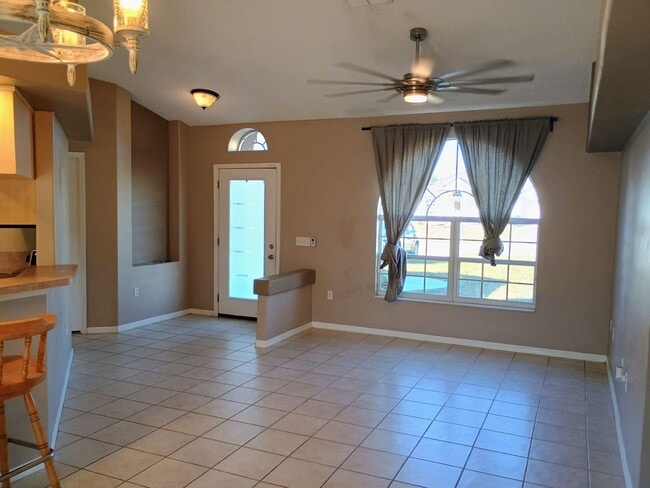 Building Photo - 3 bedroom 2 bathroom Fenced in yard