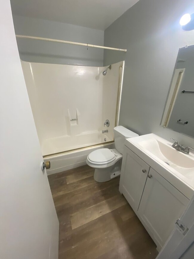 Building Photo - Updated 1 bedroom 1 bathroom in High Hollows!