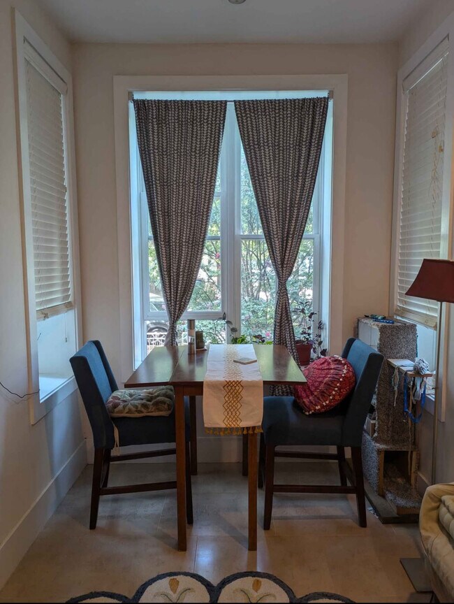 Foto del edificio - 1346 Kenyon St NW