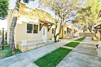 Building Photo - 620 1/2 W 59th Place Unit