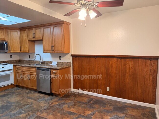 Foto del edificio - 1427 Bel Air Dr