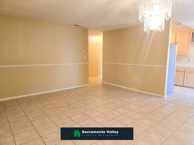 Building Photo - 8765 Crucero Dr