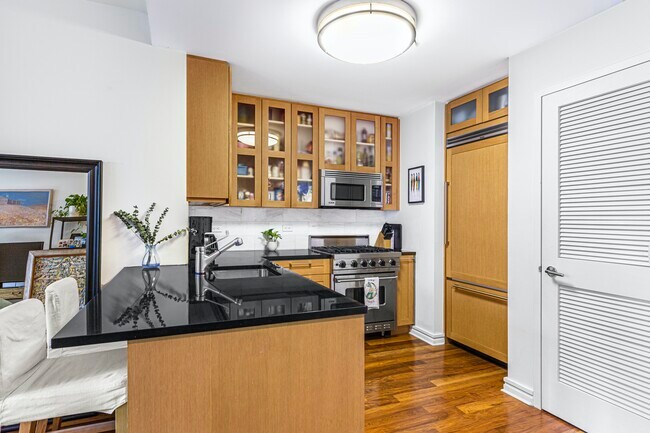 Building Photo - SPACIOUS, BRIGHT AND QUIET!