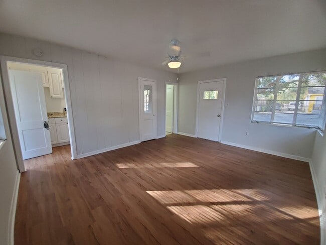 Building Photo - Cute Studio Duplex in Downtown Sarasota Av...