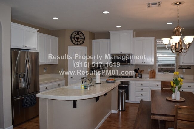 Building Photo - Spacious 3 bedroom Excellent Roseville Loc...