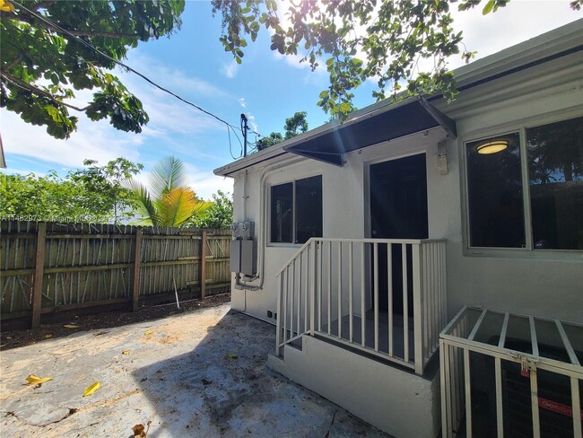 Building Photo - 5545 NE Miami Pl